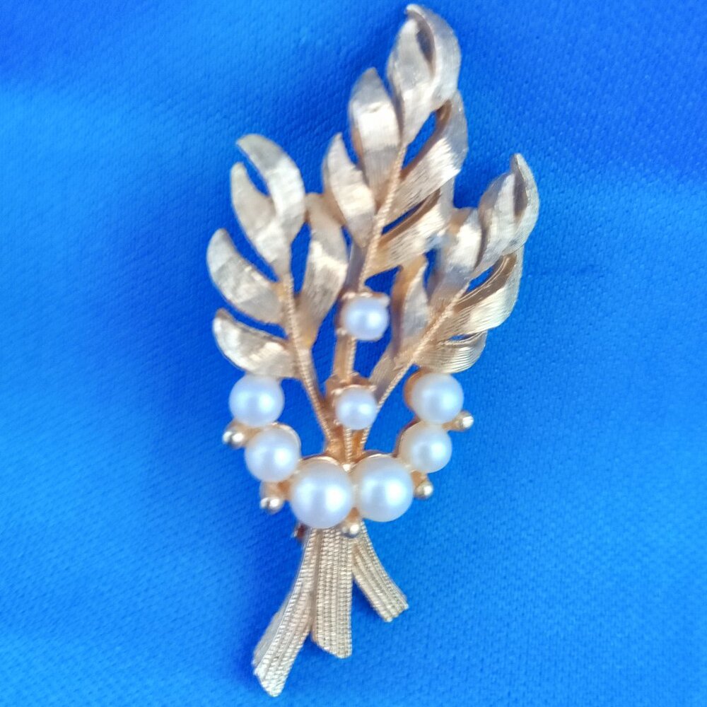 Vintage mid century gold tone lapel pin brooch with faux pearls